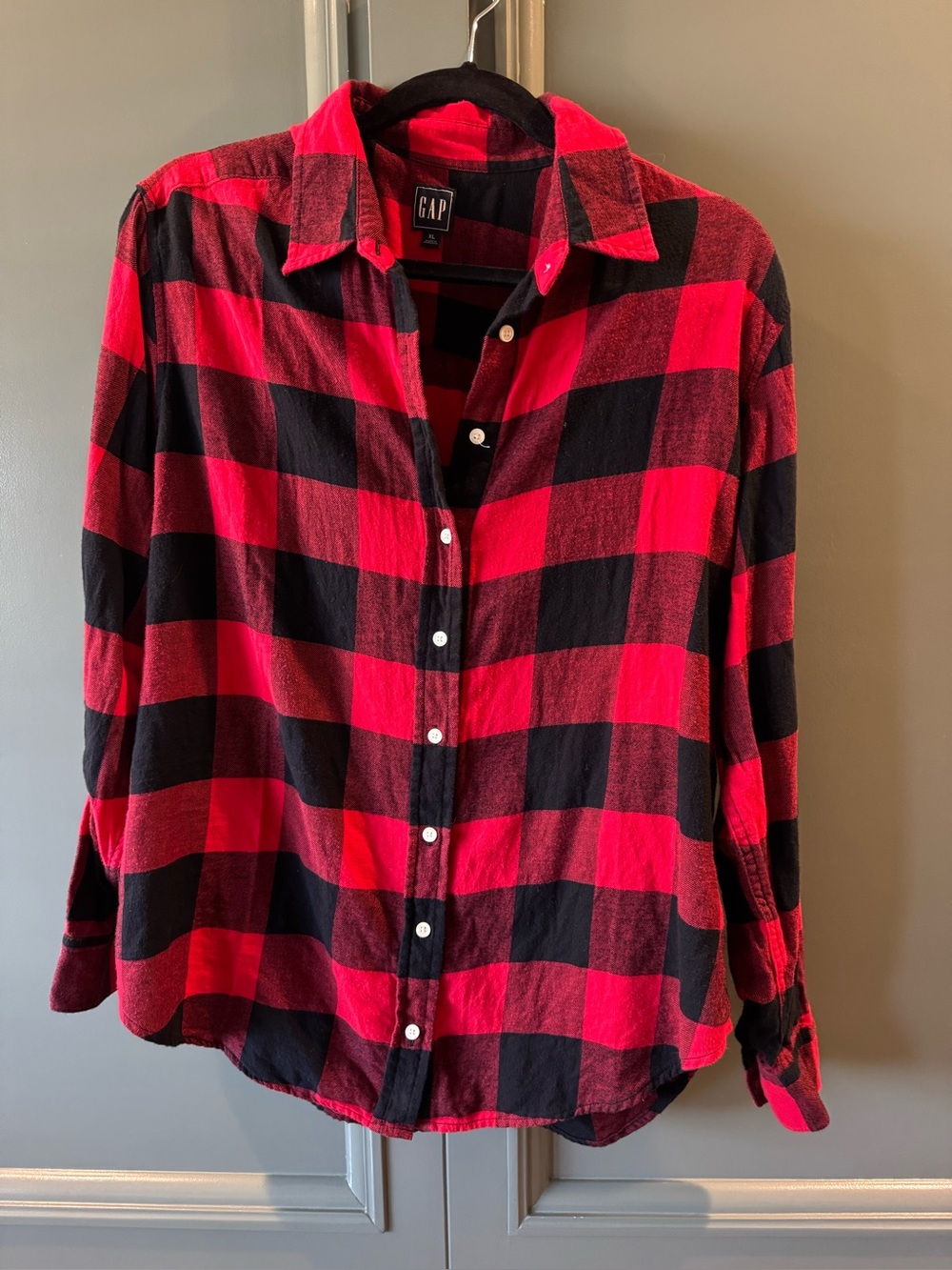 GAP women’s Red and Black Plaid Flannel Shirt - Size XL